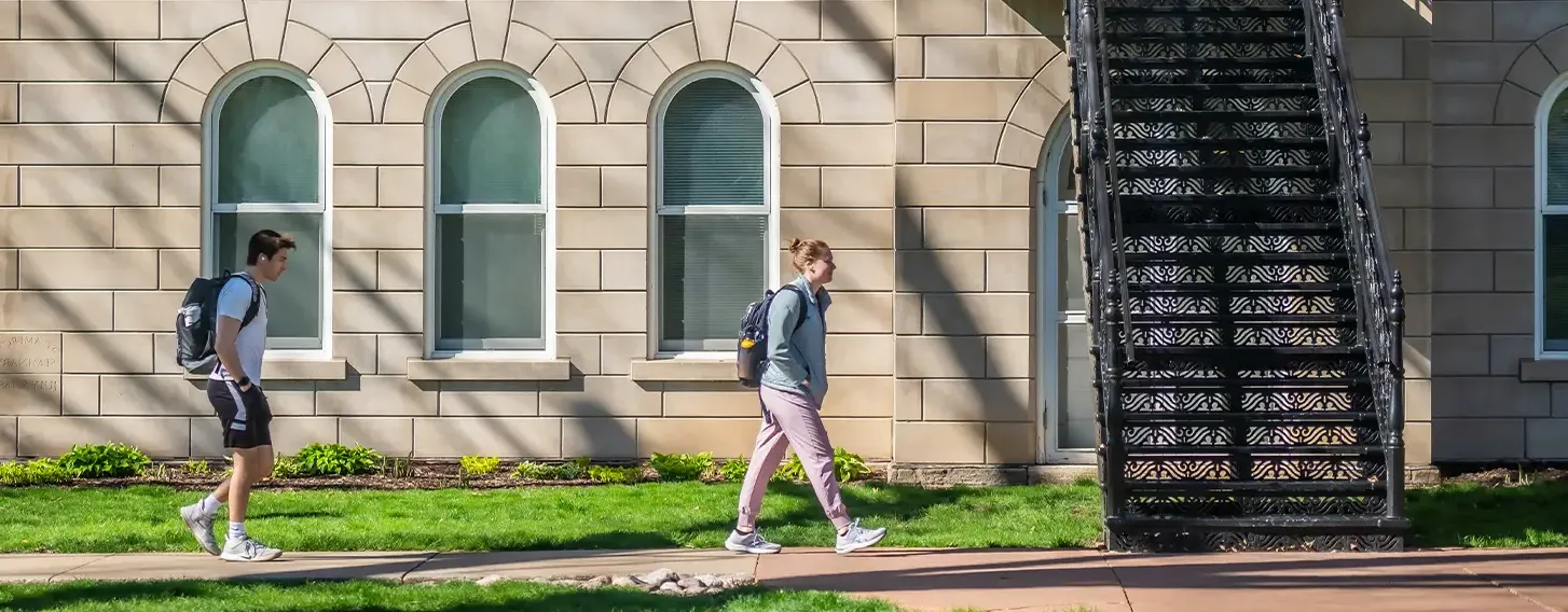 Two students walking outside of 可以买滚球的正规平台 Hall